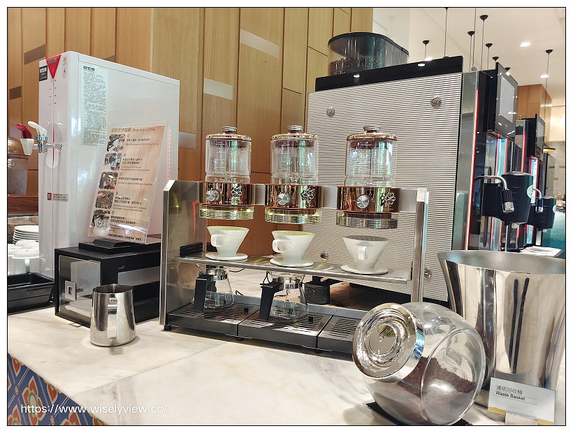 台北六福萬怡酒店。敘日 全日餐廳-東南亞美食節（自助餐吃到飽）︱假日限定超值好料，以及視覺系泰式火山排骨，多國佳餚聚一堂～捷運南港站美食