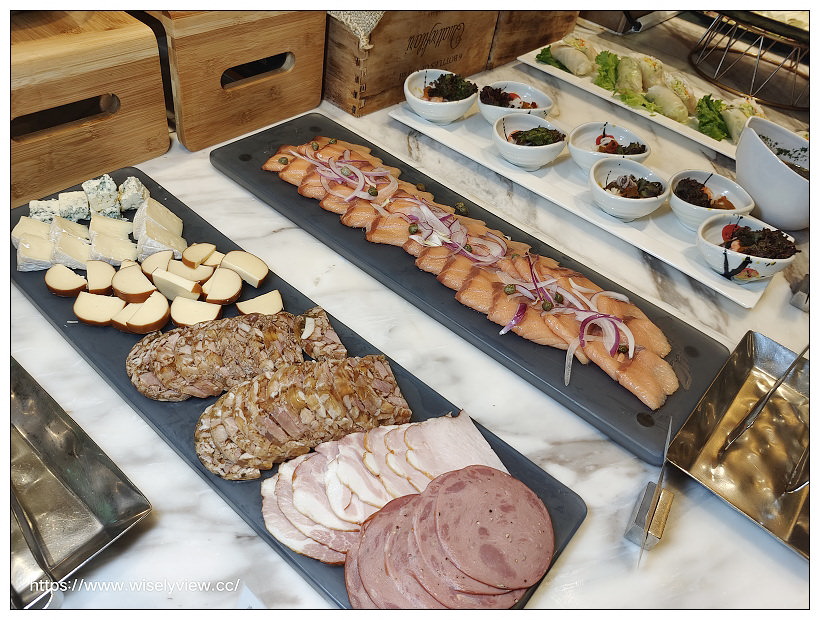 台北六福萬怡酒店。敘日 全日餐廳-東南亞美食節（自助餐吃到飽）︱假日限定超值好料，以及視覺系泰式火山排骨，多國佳餚聚一堂～捷運南港站美食