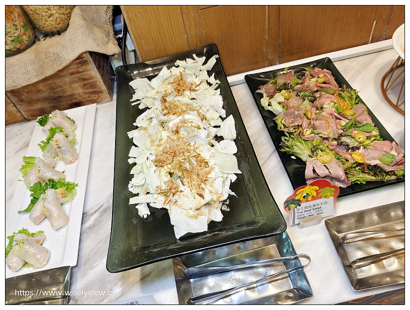 台北六福萬怡酒店。敘日 全日餐廳-東南亞美食節（自助餐吃到飽）︱假日限定超值好料，以及視覺系泰式火山排骨，多國佳餚聚一堂～捷運南港站美食