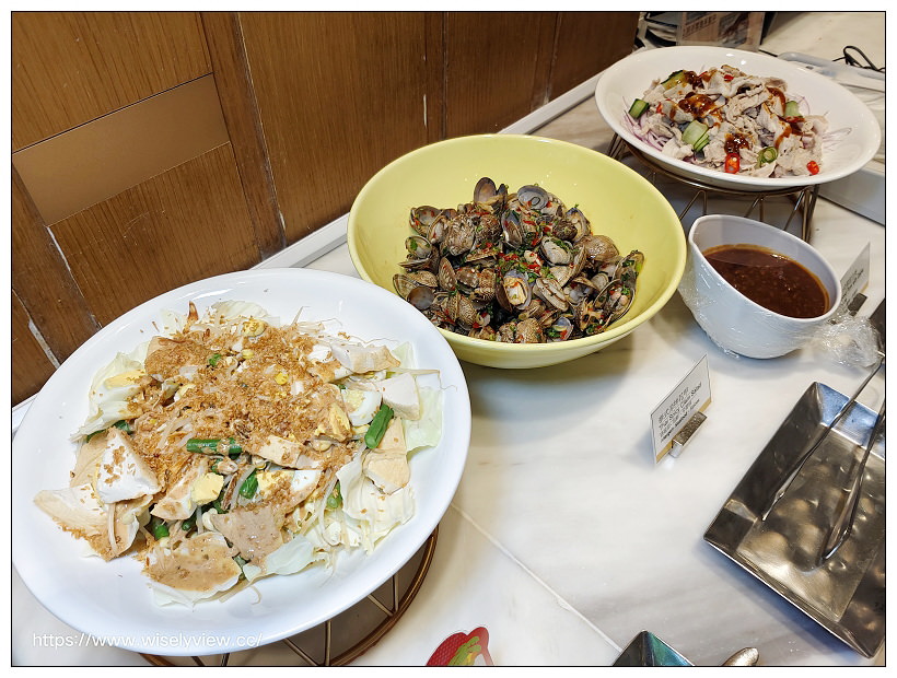 台北六福萬怡酒店。敘日 全日餐廳-東南亞美食節（自助餐吃到飽）︱假日限定超值好料，以及視覺系泰式火山排骨，多國佳餚聚一堂～捷運南港站美食