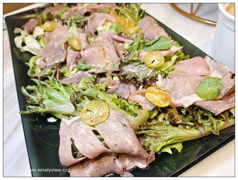 台北六福萬怡酒店。敘日 全日餐廳-東南亞美食節（自助餐吃到飽）︱假日限定超值好料，以及視覺系泰式火山排骨，多國佳餚聚一堂～捷運南港站美食