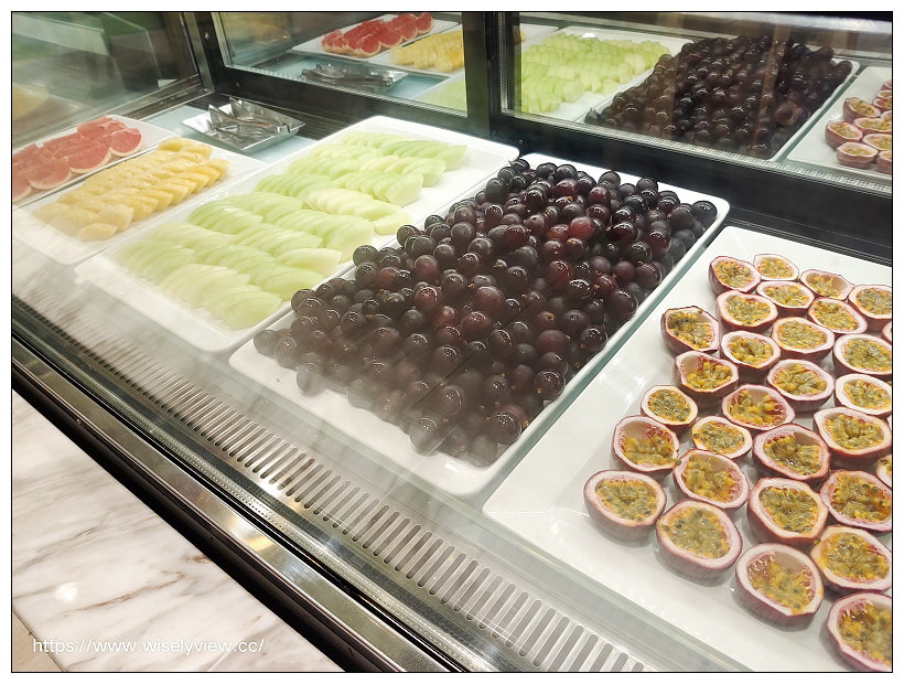 台北六福萬怡酒店。敘日 全日餐廳-東南亞美食節（自助餐吃到飽）︱假日限定超值好料，以及視覺系泰式火山排骨，多國佳餚聚一堂～捷運南港站美食