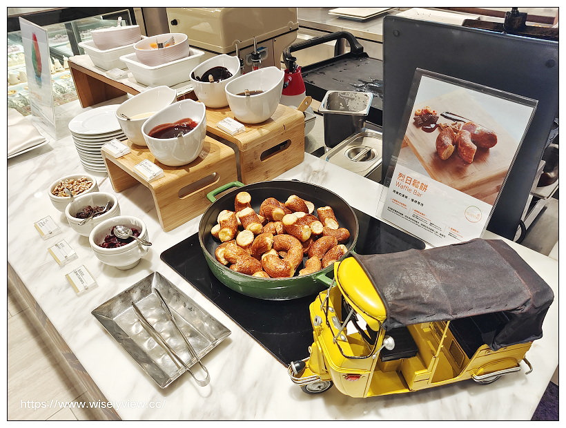 台北六福萬怡酒店。敘日 全日餐廳-東南亞美食節（自助餐吃到飽）︱假日限定超值好料，以及視覺系泰式火山排骨，多國佳餚聚一堂～捷運南港站美食