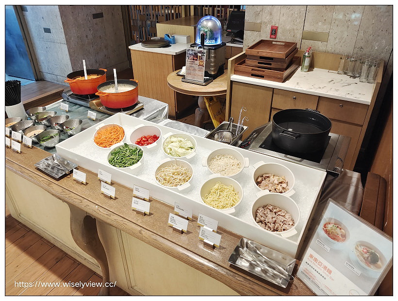 台北六福萬怡酒店。敘日 全日餐廳-東南亞美食節（自助餐吃到飽）︱假日限定超值好料，以及視覺系泰式火山排骨，多國佳餚聚一堂～捷運南港站美食