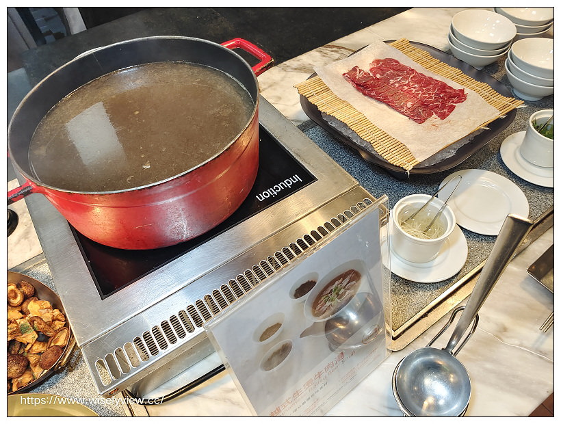 台北六福萬怡酒店。敘日 全日餐廳-東南亞美食節（自助餐吃到飽）︱假日限定超值好料，以及視覺系泰式火山排骨，多國佳餚聚一堂～捷運南港站美食