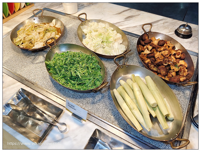 台北六福萬怡酒店。敘日 全日餐廳-東南亞美食節（自助餐吃到飽）︱假日限定超值好料，以及視覺系泰式火山排骨，多國佳餚聚一堂～捷運南港站美食