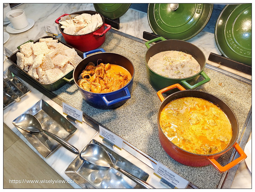 台北六福萬怡酒店。敘日 全日餐廳-東南亞美食節（自助餐吃到飽）︱假日限定超值好料，以及視覺系泰式火山排骨，多國佳餚聚一堂～捷運南港站美食