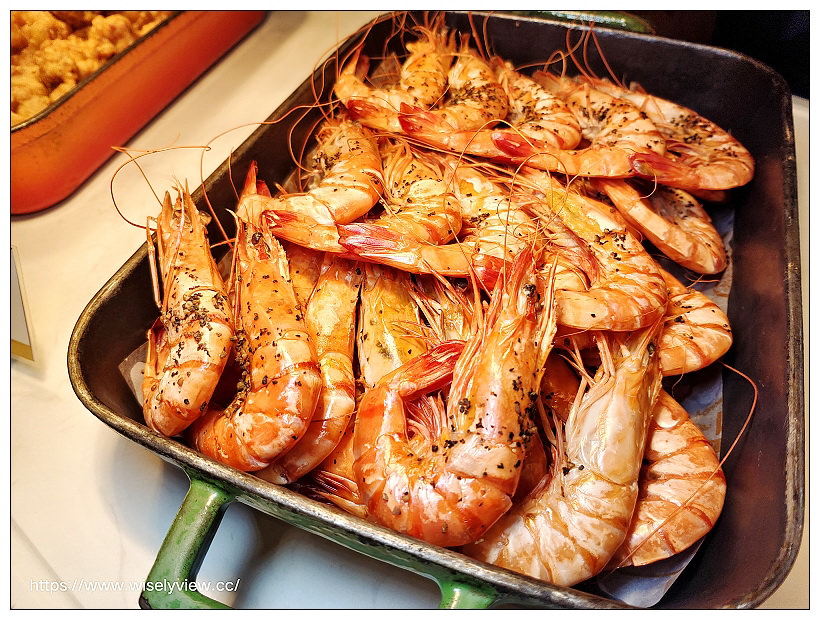 台北六福萬怡酒店。敘日 全日餐廳-東南亞美食節（自助餐吃到飽）︱假日限定超值好料，以及視覺系泰式火山排骨，多國佳餚聚一堂～捷運南港站美食