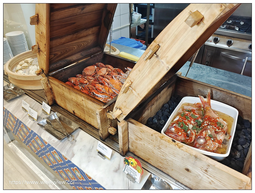 台北六福萬怡酒店。敘日 全日餐廳-東南亞美食節（自助餐吃到飽）︱假日限定超值好料，以及視覺系泰式火山排骨，多國佳餚聚一堂～捷運南港站美食