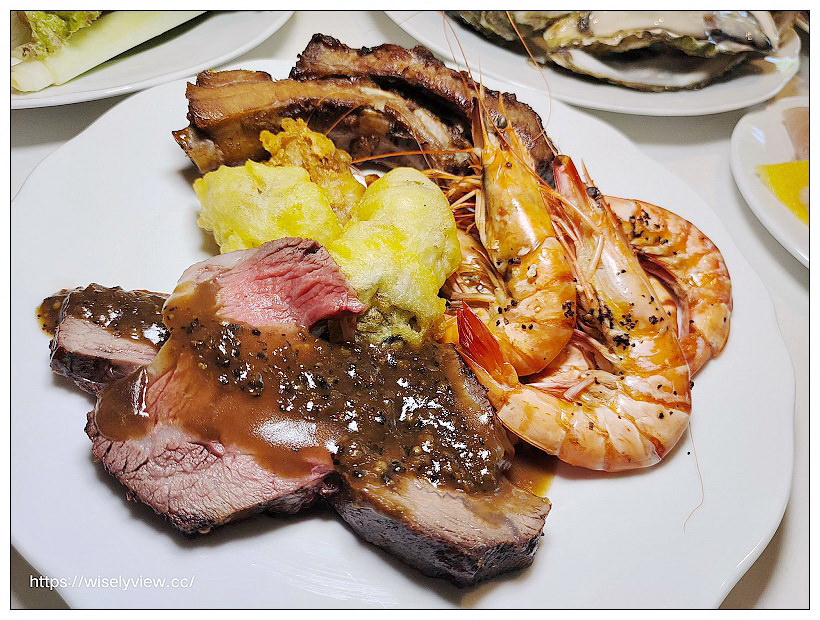 台北六福萬怡酒店。敘日 全日餐廳-東南亞美食節（自助餐吃到飽）︱假日限定超值好料，以及視覺系泰式火山排骨，多國佳餚聚一堂～捷運南港站美食