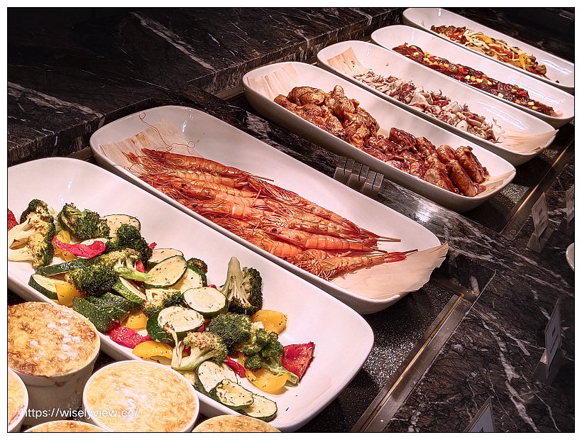 ILLUME 茹曦酒店。Sunny Buffet 自助餐廳︱仲夏燒烤料理(吃到飽) 07/15-09/11，四人同行一人免費