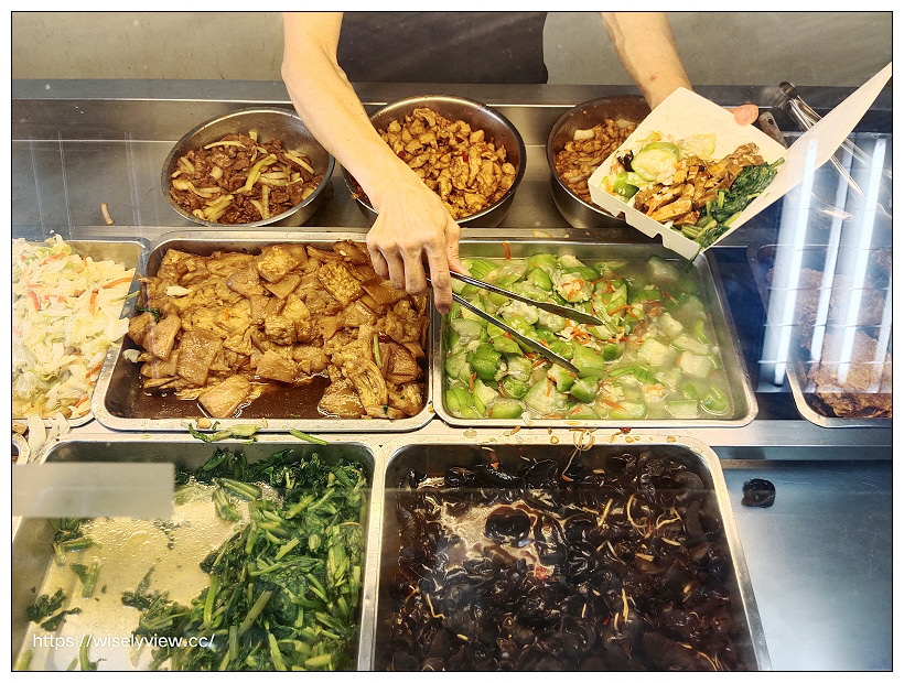 台北文山。行家快餐便當︱百元價大份量佛系自助餐，酥炸雞腿、宮保雞丁、蔥爆牛肉～景美便當推薦