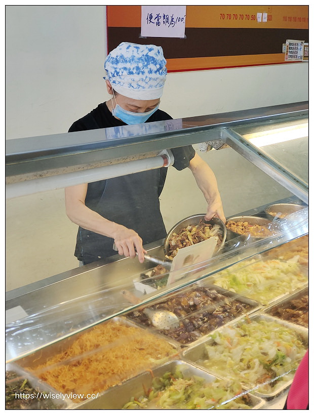 台北文山。行家快餐便當︱百元價大份量佛系自助餐，酥炸雞腿、宮保雞丁、蔥爆牛肉～景美便當推薦