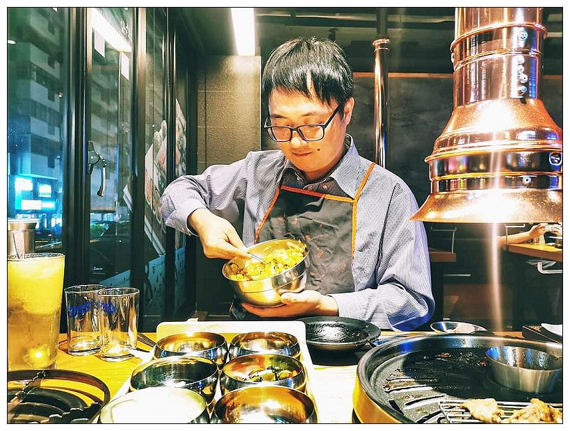 台北大安。韓國第一八色烤肉 忠孝旗艦店︱多種口味生菜包肉很正點,韓式醬淋牛五花搭豬肉年糕湯超搭~捷運忠孝敦化站美食 台北大安。韓國第一八色烤肉 忠孝旗艦店︱多種口味生菜包肉很正點,韓式醬淋牛五花搭豬肉年糕湯超搭~捷運忠孝敦化站美食