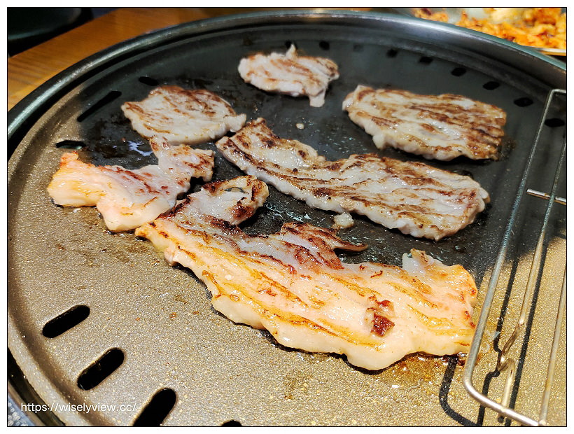 台北大安。韓國第一八色烤肉 忠孝旗艦店︱多種口味生菜包肉很正點,韓式醬淋牛五花搭豬肉年糕湯超搭~捷運忠孝敦化站美食 台北大安。韓國第一八色烤肉 忠孝旗艦店︱多種口味生菜包肉很正點,韓式醬淋牛五花搭豬肉年糕湯超搭~捷運忠孝敦化站美食