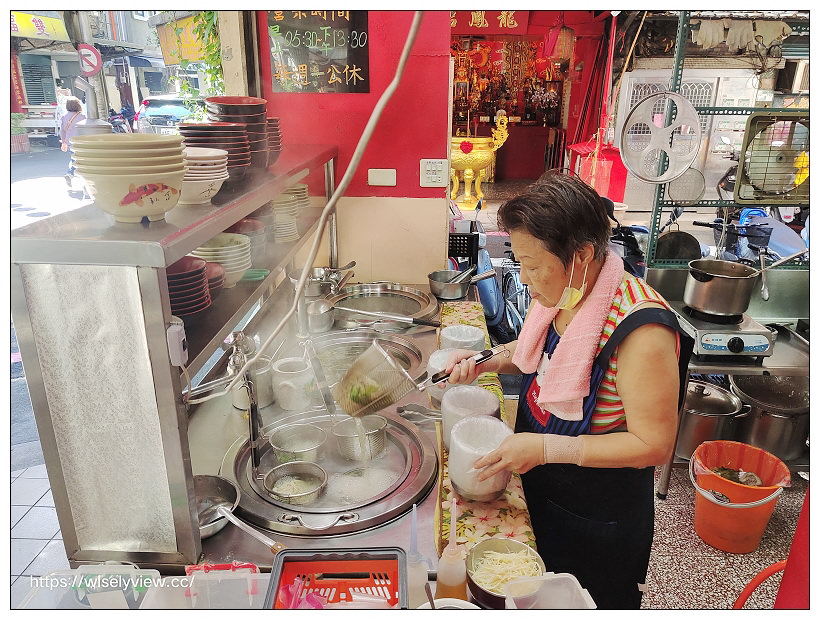 台北大同。許記意麵(許記麵攤)︱必嚐魯肉飯與豬頭皮，黑白切和豬腸湯也好吃~捷運雙連站美食