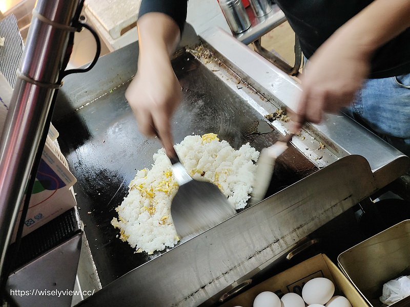 新北中和。夜市口炒飯、炒麵︱興南夜市銅板小吃，鐵板牛蝦炒飯～捷運南勢角站美食 x 興南夜市美食