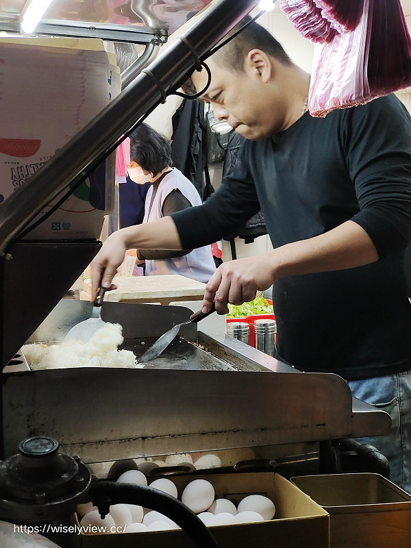 新北中和。夜市口炒飯、炒麵︱興南夜市銅板小吃，鐵板牛蝦炒飯～捷運南勢角站美食 x 興南夜市美食