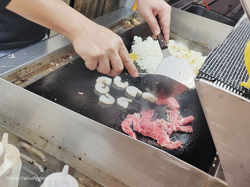 新北中和。夜市口炒飯、炒麵︱興南夜市銅板小吃，鐵板牛蝦炒飯～捷運南勢角站美食 x 興南夜市美食