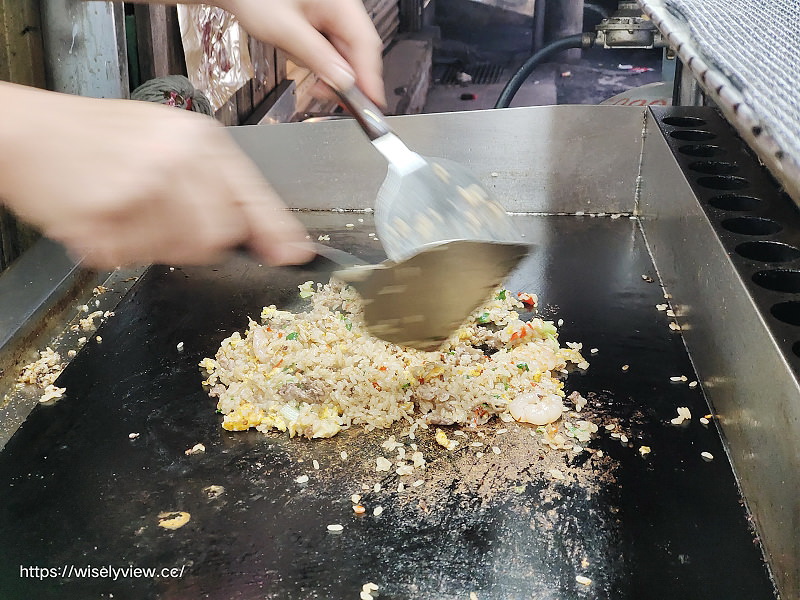 新北中和。夜市口炒飯、炒麵︱興南夜市銅板小吃，鐵板牛蝦炒飯～捷運南勢角站美食 x 興南夜市美食