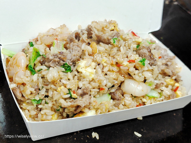 新北中和。夜市口炒飯、炒麵︱興南夜市銅板小吃，鐵板牛蝦炒飯～捷運南勢角站美食 x 興南夜市美食