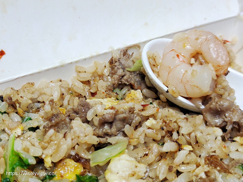 新北中和。夜市口炒飯、炒麵︱興南夜市銅板小吃，鐵板牛蝦炒飯～捷運南勢角站美食 x 興南夜市美食