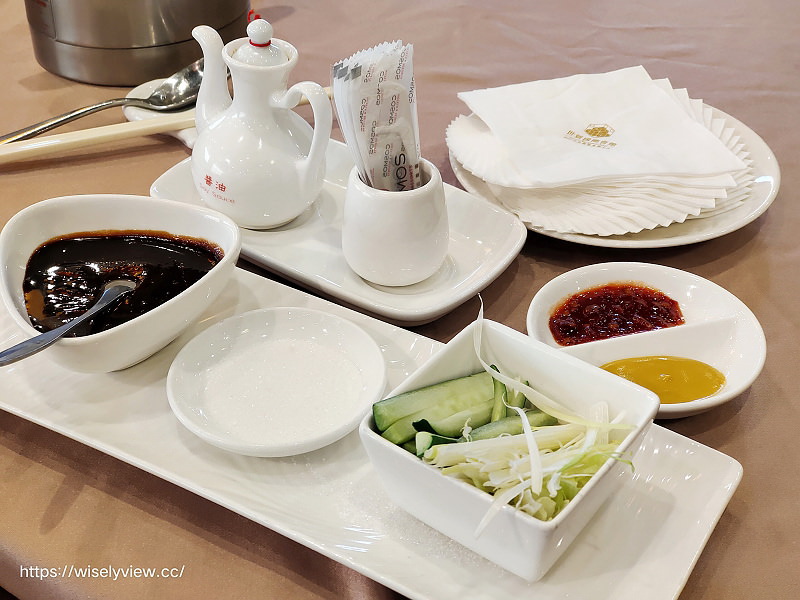 翠庭中餐廳-世貿國際會館。台北天成大飯店︱一鴨三吃：片皮鴨卷餅、乾鍋川味鴨架骨、鴨絲西魯米～捷運台北101世貿站美食