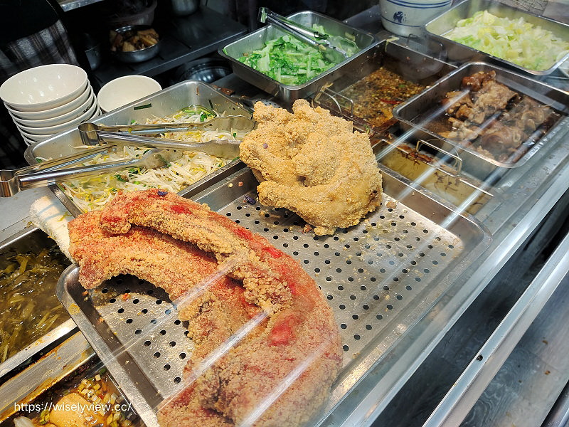新北三重。唯豐魯肉飯︱平價酸菜滷肉飯，紅燒肉套餐最推～捷運菜寮站美食