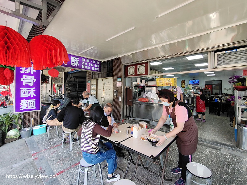 新北萬里。樂透小吃 排骨酥麵︱湯清肉嫩大碗公早午餐，在地老字號銅板小吃～萬里香雞排也推