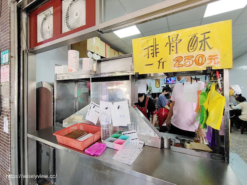 新北萬里。樂透小吃 排骨酥麵︱湯清肉嫩大碗公早午餐，在地老字號銅板小吃～萬里香雞排也推