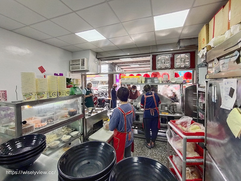 新北萬里。樂透小吃 排骨酥麵︱湯清肉嫩大碗公早午餐，在地老字號銅板小吃～萬里香雞排也推