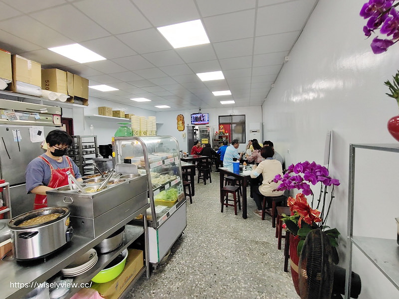 新北萬里。樂透小吃 排骨酥麵︱湯清肉嫩大碗公早午餐，在地老字號銅板小吃～萬里香雞排也推