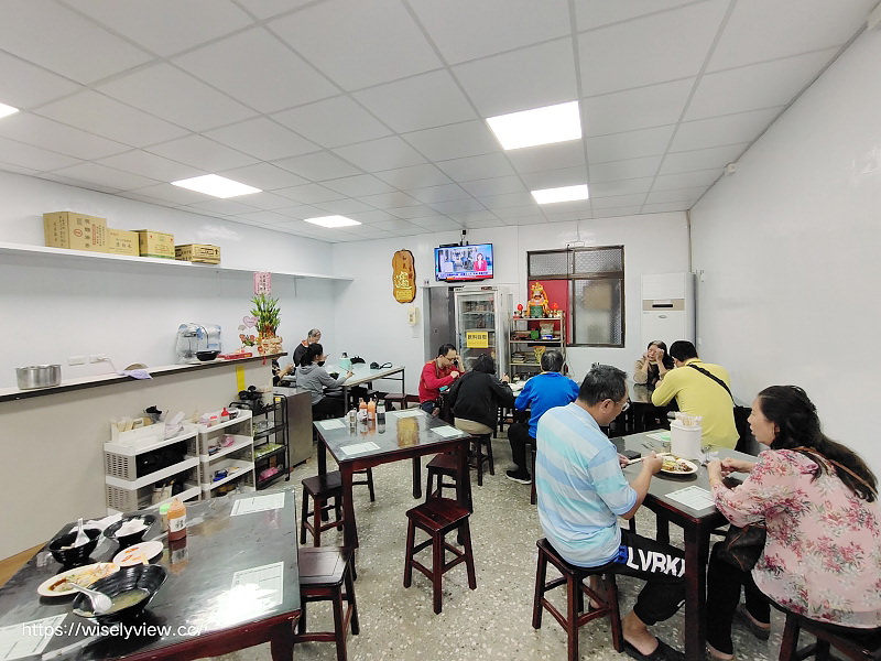 新北萬里。樂透小吃 排骨酥麵︱湯清肉嫩大碗公早午餐，在地老字號銅板小吃～萬里香雞排也推