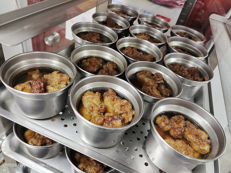 新北萬里。樂透小吃 排骨酥麵︱湯清肉嫩大碗公早午餐，在地老字號銅板小吃～萬里香雞排也推