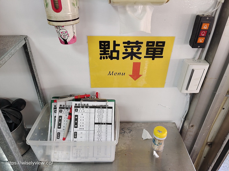 新北萬里。樂透小吃 排骨酥麵︱湯清肉嫩大碗公早午餐，在地老字號銅板小吃～萬里香雞排也推