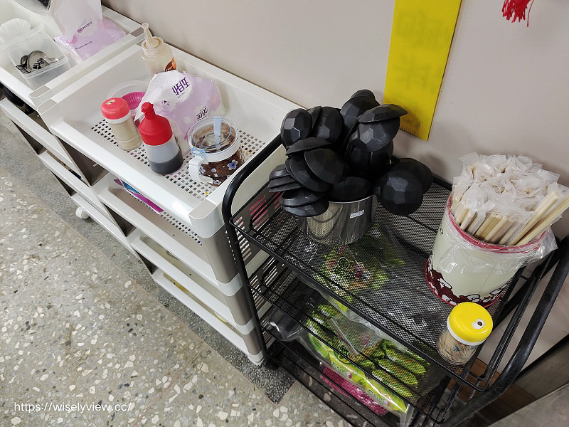 新北萬里。樂透小吃 排骨酥麵︱湯清肉嫩大碗公早午餐，在地老字號銅板小吃～萬里香雞排也推