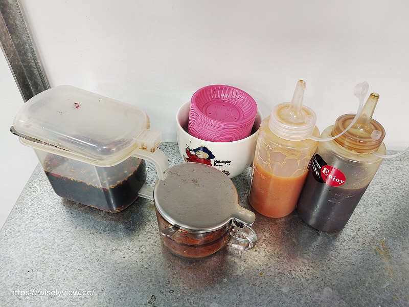 新北萬里。樂透小吃 排骨酥麵︱湯清肉嫩大碗公早午餐，在地老字號銅板小吃～萬里香雞排也推