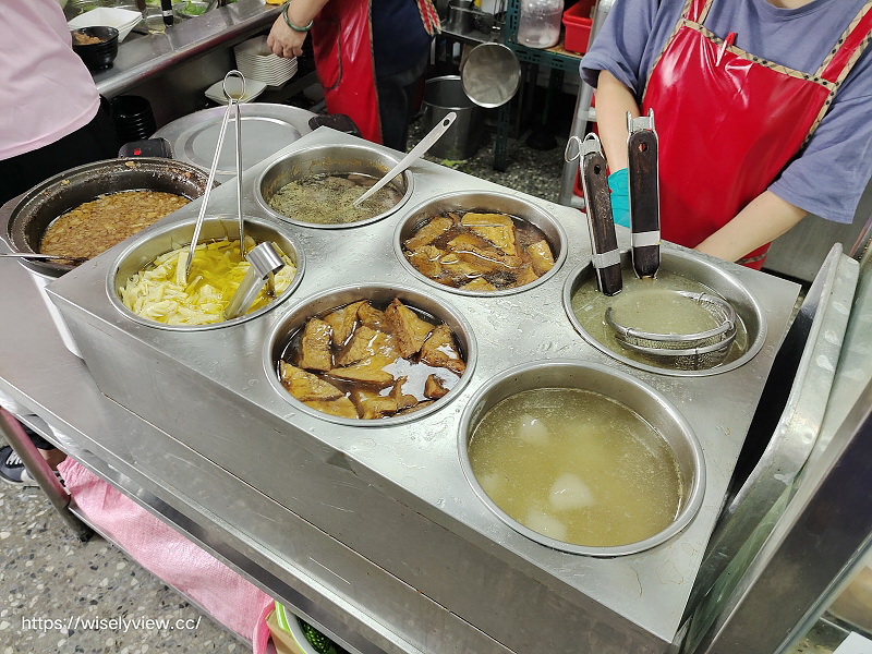 新北萬里。樂透小吃 排骨酥麵︱湯清肉嫩大碗公早午餐，在地老字號銅板小吃～萬里香雞排也推