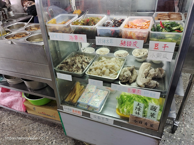 新北萬里。樂透小吃 排骨酥麵︱湯清肉嫩大碗公早午餐，在地老字號銅板小吃～萬里香雞排也推
