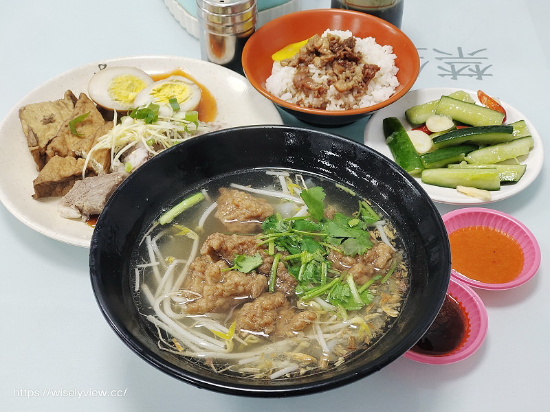 新北萬里。樂透小吃 排骨酥麵︱湯清肉嫩大碗公早午餐，在地老字號銅板小吃～萬里香雞排也推