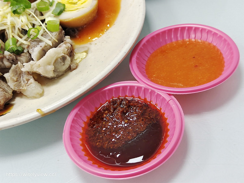 新北萬里。樂透小吃 排骨酥麵︱湯清肉嫩大碗公早午餐，在地老字號銅板小吃～萬里香雞排也推