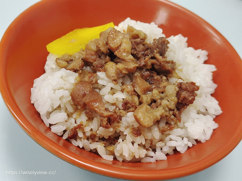 新北萬里。樂透小吃 排骨酥麵︱湯清肉嫩大碗公早午餐，在地老字號銅板小吃～萬里香雞排也推
