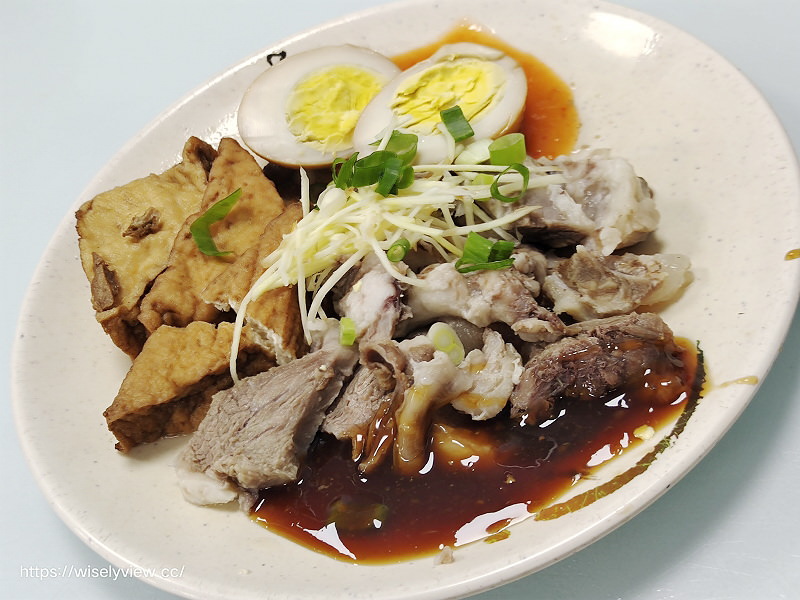 新北萬里。樂透小吃 排骨酥麵︱湯清肉嫩大碗公早午餐，在地老字號銅板小吃～萬里香雞排也推