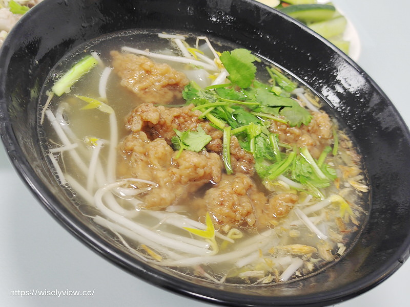 新北萬里。樂透小吃 排骨酥麵︱湯清肉嫩大碗公早午餐，在地老字號銅板小吃～萬里香雞排也推