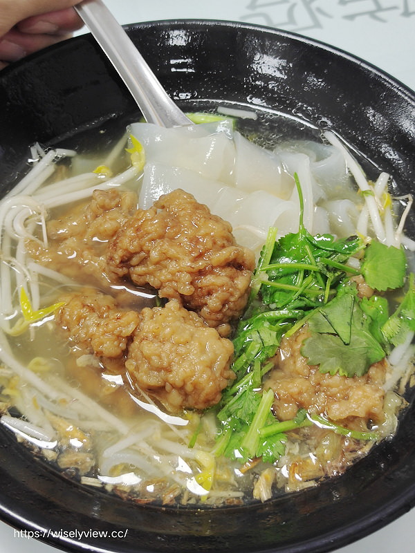 新北萬里。樂透小吃 排骨酥麵︱湯清肉嫩大碗公早午餐，在地老字號銅板小吃～萬里香雞排也推