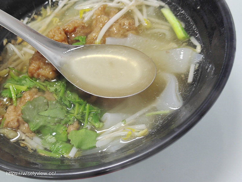 新北萬里。樂透小吃 排骨酥麵︱湯清肉嫩大碗公早午餐，在地老字號銅板小吃～萬里香雞排也推