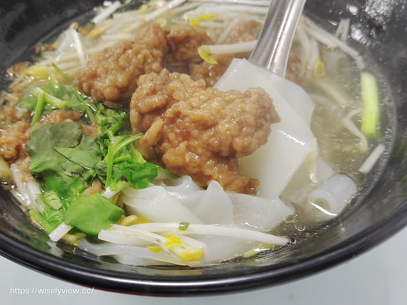 新北萬里。樂透小吃 排骨酥麵︱湯清肉嫩大碗公早午餐，在地老字號銅板小吃～萬里香雞排也推