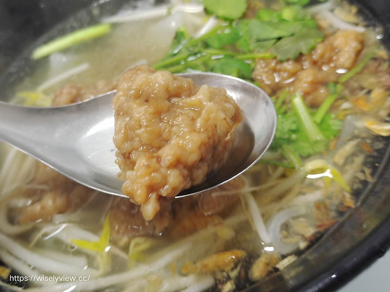 新北萬里。樂透小吃 排骨酥麵︱湯清肉嫩大碗公早午餐，在地老字號銅板小吃～萬里香雞排也推