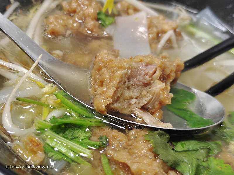 新北萬里。樂透小吃 排骨酥麵︱湯清肉嫩大碗公早午餐，在地老字號銅板小吃～萬里香雞排也推