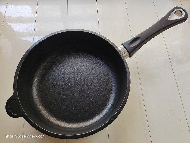 好鍋開箱。瑞康屋︱UCOM德國黑魔法單柄不沾平底鍋，坦克壓不壞超耐用~奶油鳯梨雞丁製作